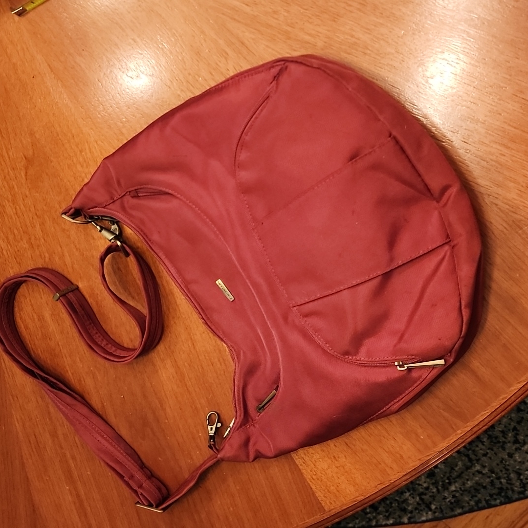 Travelon Large Crossbody Travel Bag! Like New!!